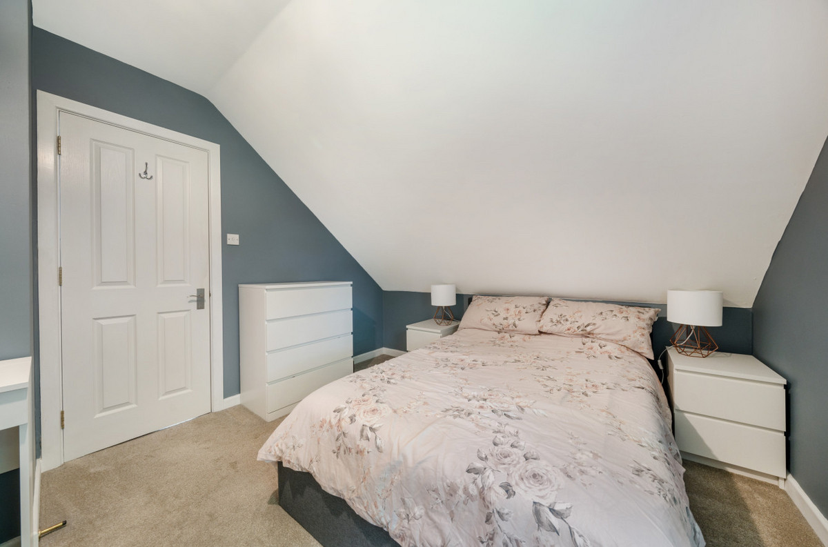 London Court, Newbury, RG14, photo 11
