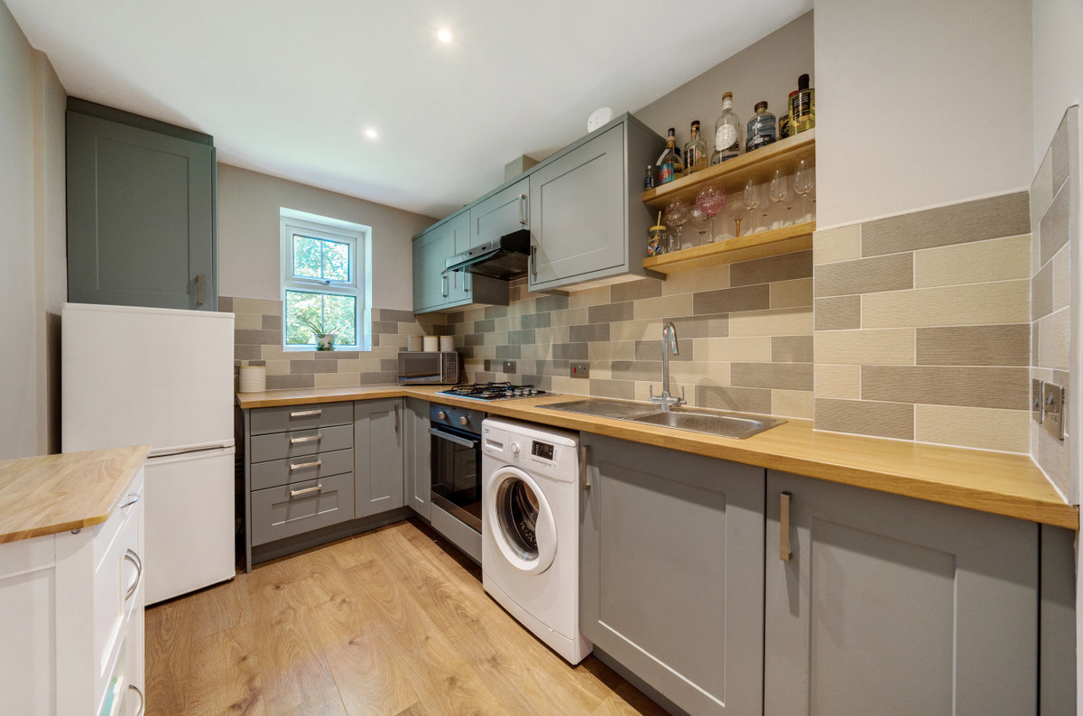 London Court, Newbury, RG14, photo 13