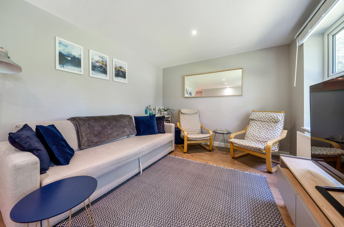 London Court, Newbury, RG14, photo 12