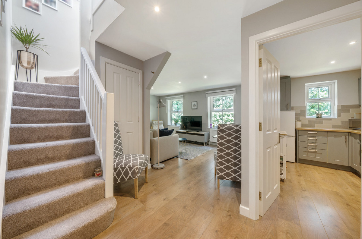 London Court, Newbury, RG14, photo 2
