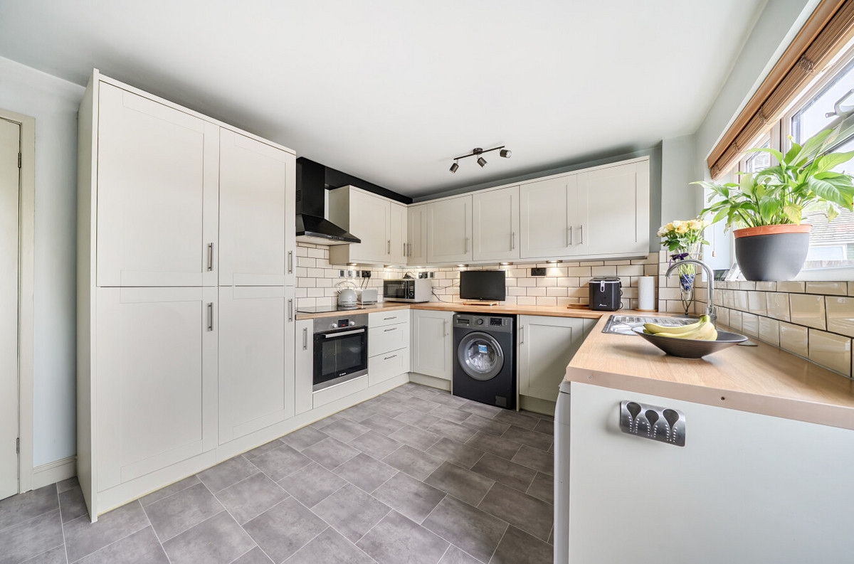 Falkland Garth, Newbury, RG14, photo 2