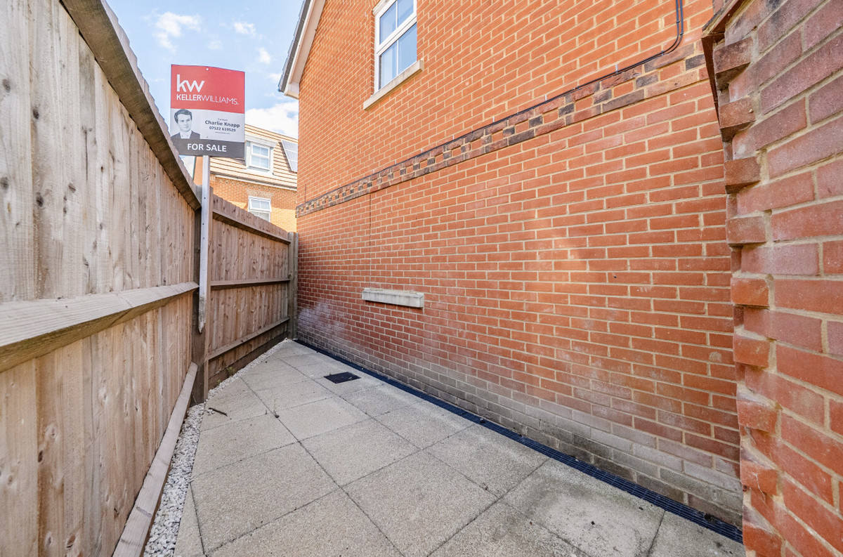 Odiham Drive, Newbury, RG14, photo 7