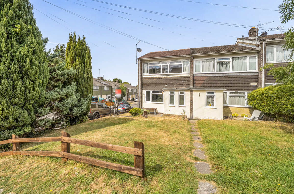 Falkland Garth, Newbury, RG14