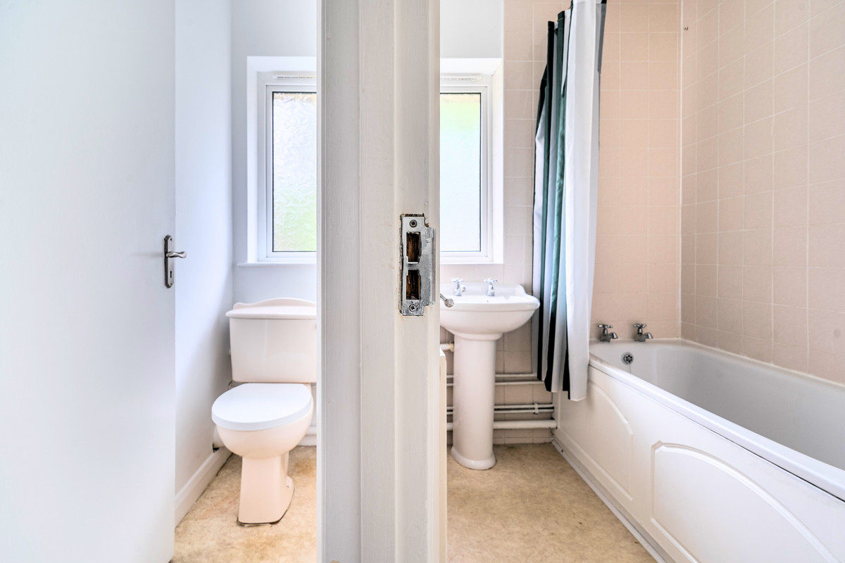 Hillbrook Gardens, Weybridge, KT13, photo 7