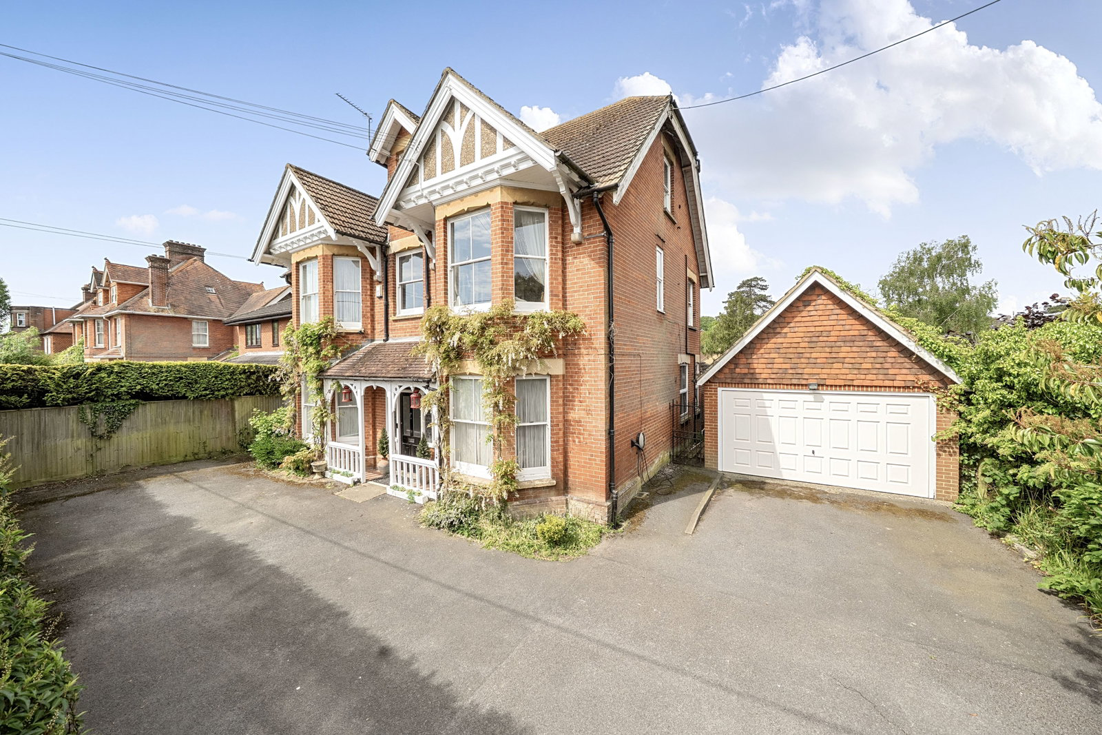 London Road, Uckfield, TN22 1HA