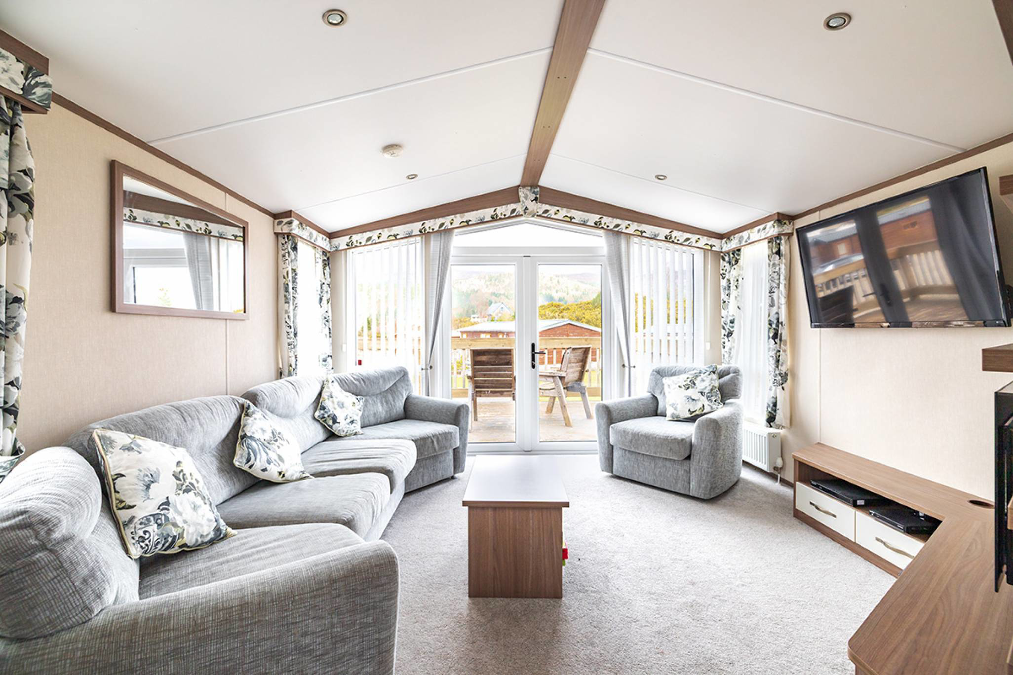 Loch Ness Lodge Retreat Market Hill, Fort Augustus, PH32 4DS, photo 2