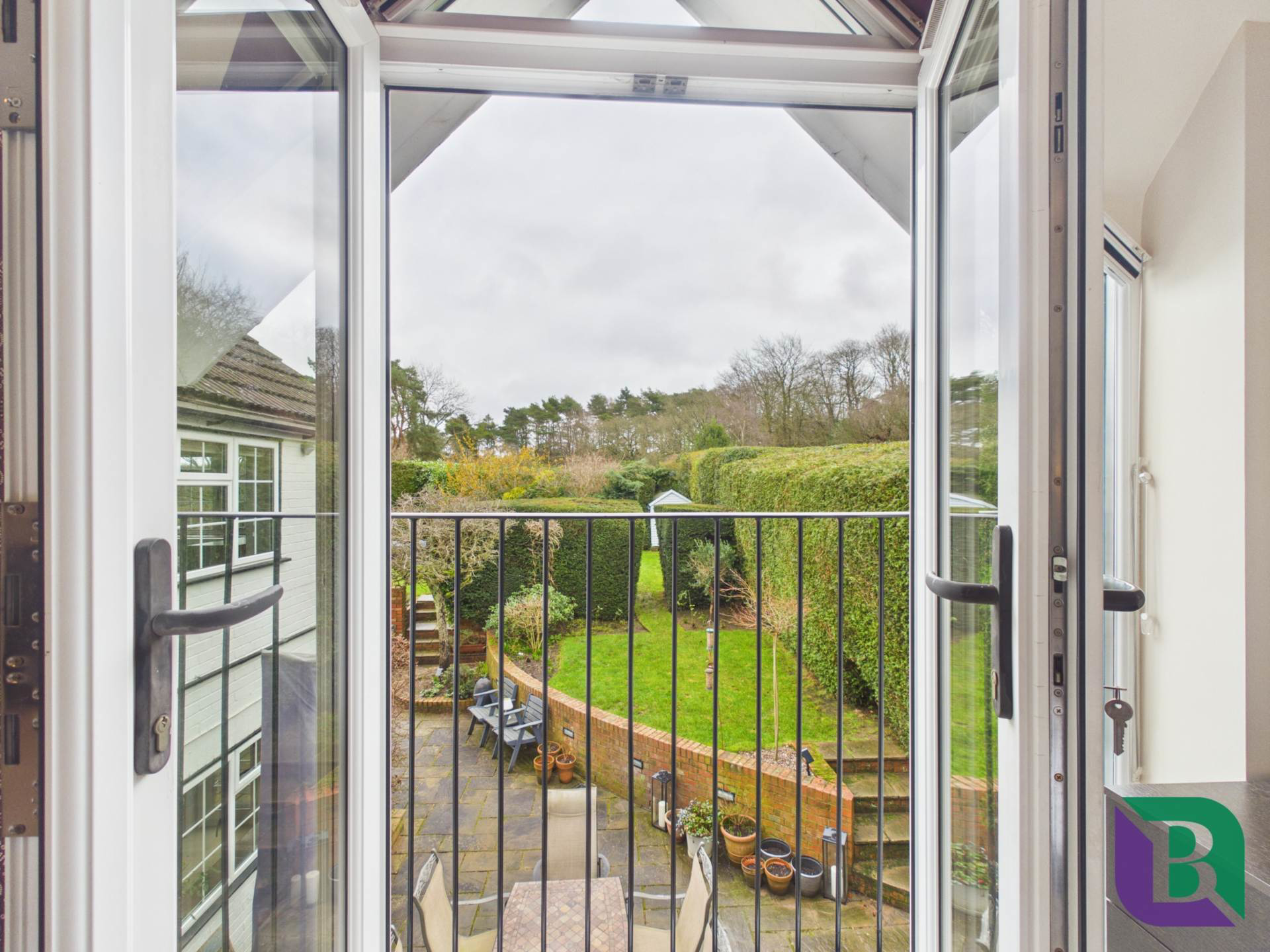 Whitecrest   Narrow Path, Aspley Heath, photo 16