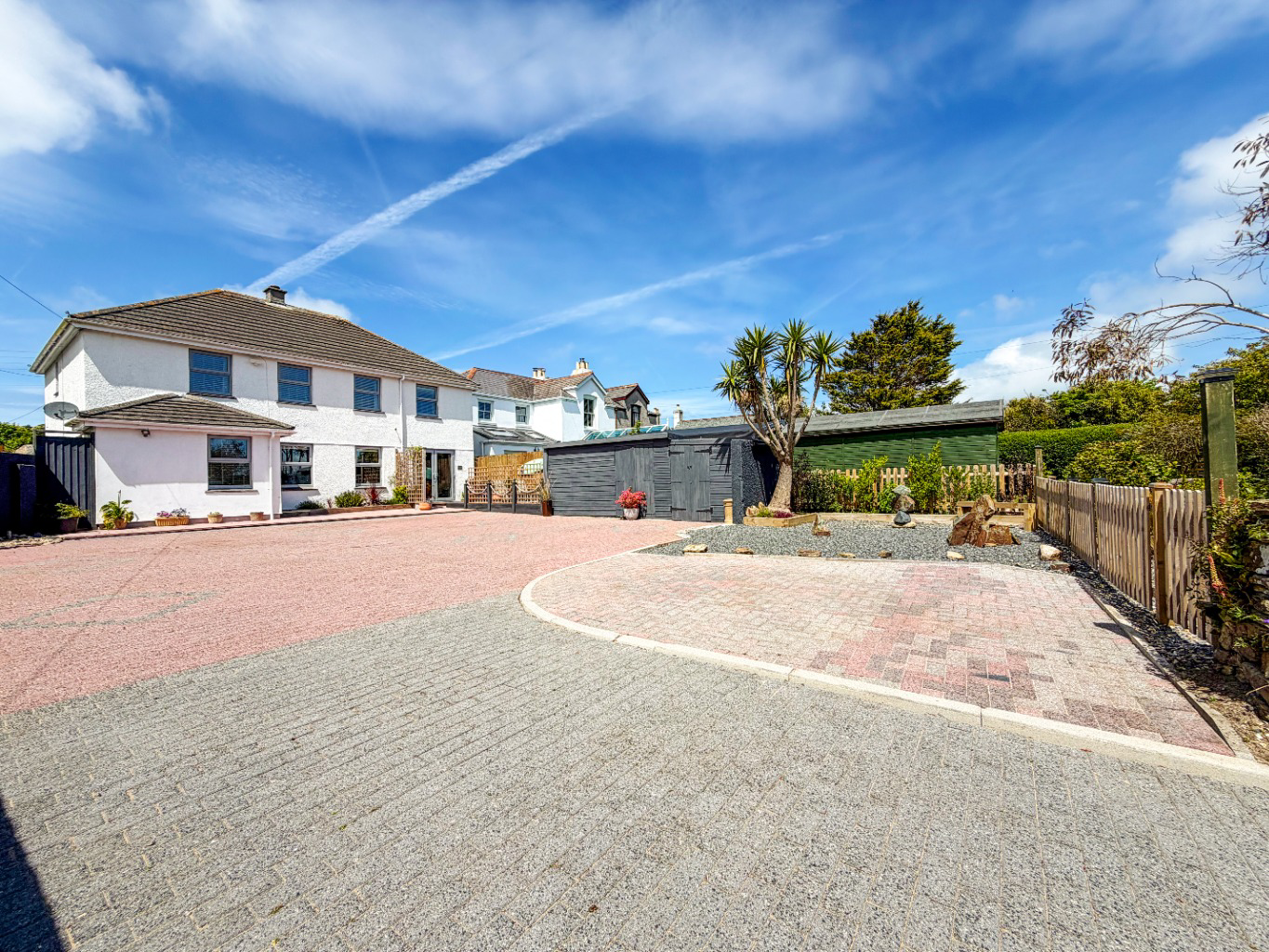 Hayle, Spacious family home near the beach
