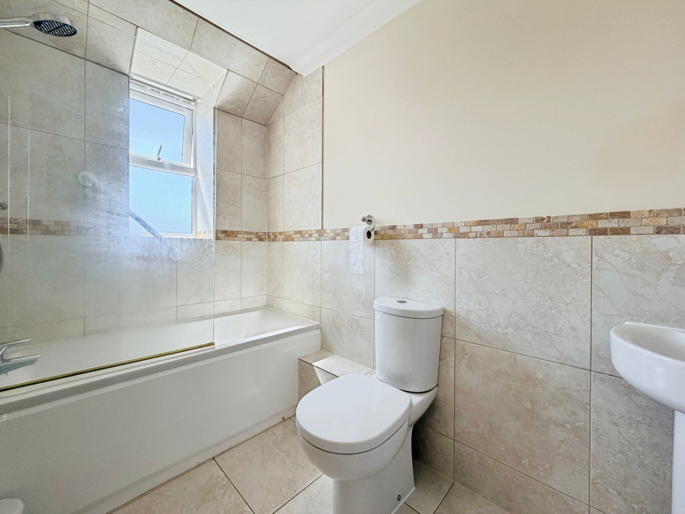 Helston, Ideal family home moments from town, photo 14