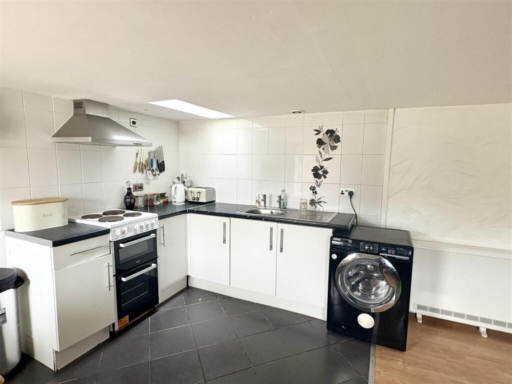 Kuggar, Four bed house and two one bed cottages, photo 25