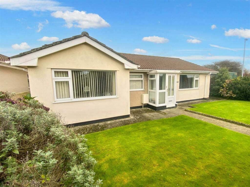 Helston, Spacious detached bungalow