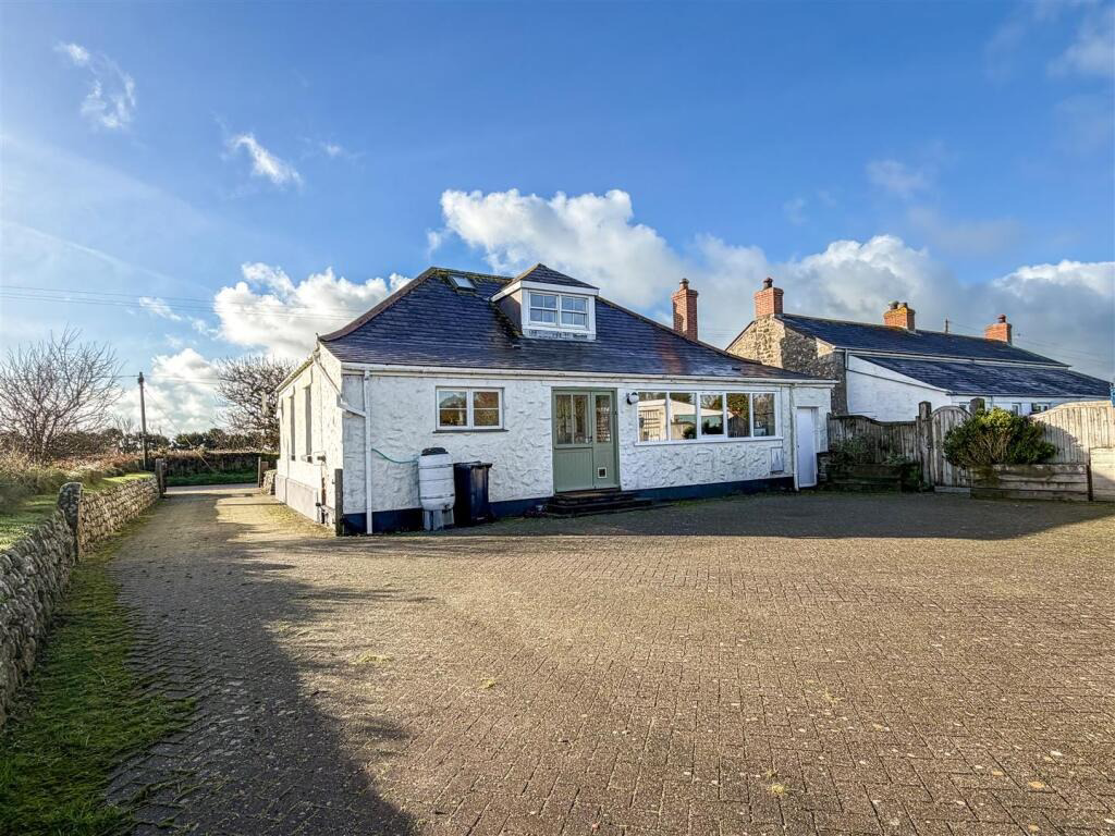 Ashton, Dormer bungalow with coastal views, photo 32