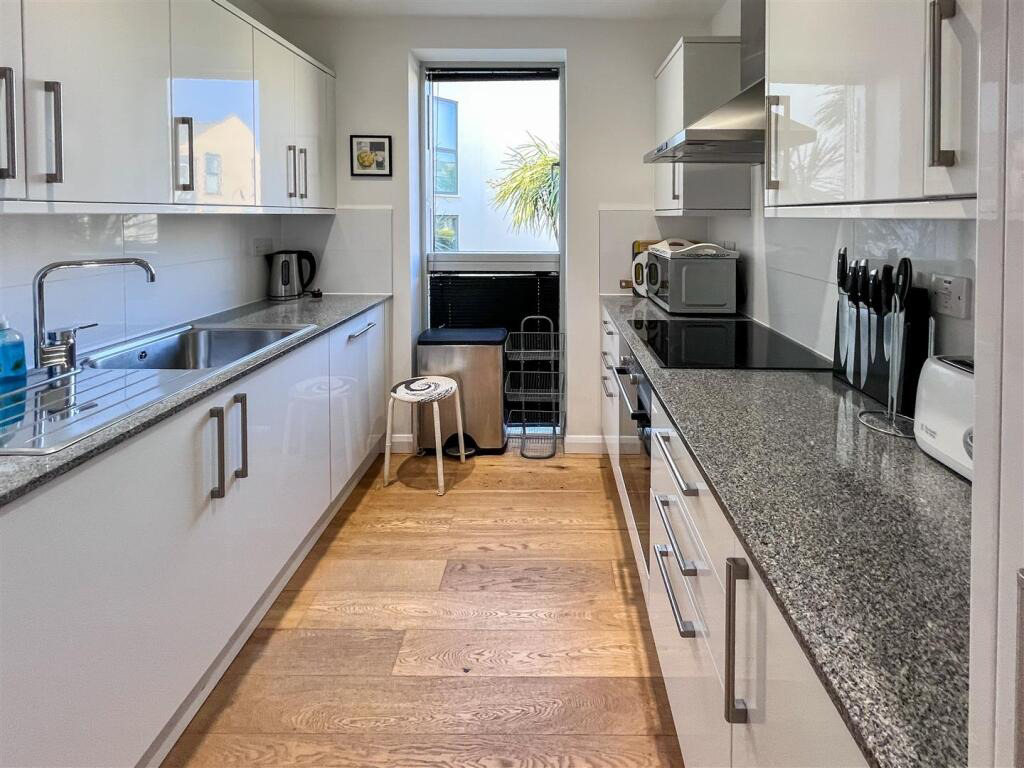 Two bedroom ground floor apartment, The Belyars, St. Ives, photo 3