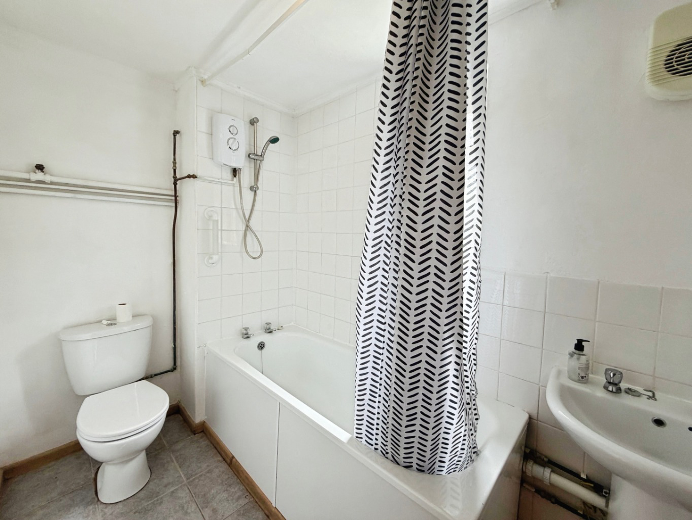 Mawgan, First floor flat with no onward chain, photo 9