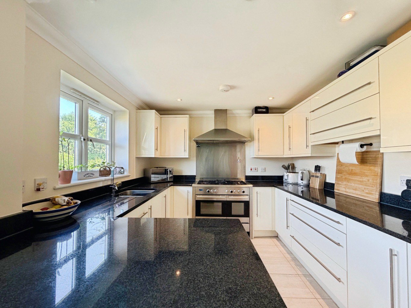 Helston, Ideal family home moments from town, photo 3