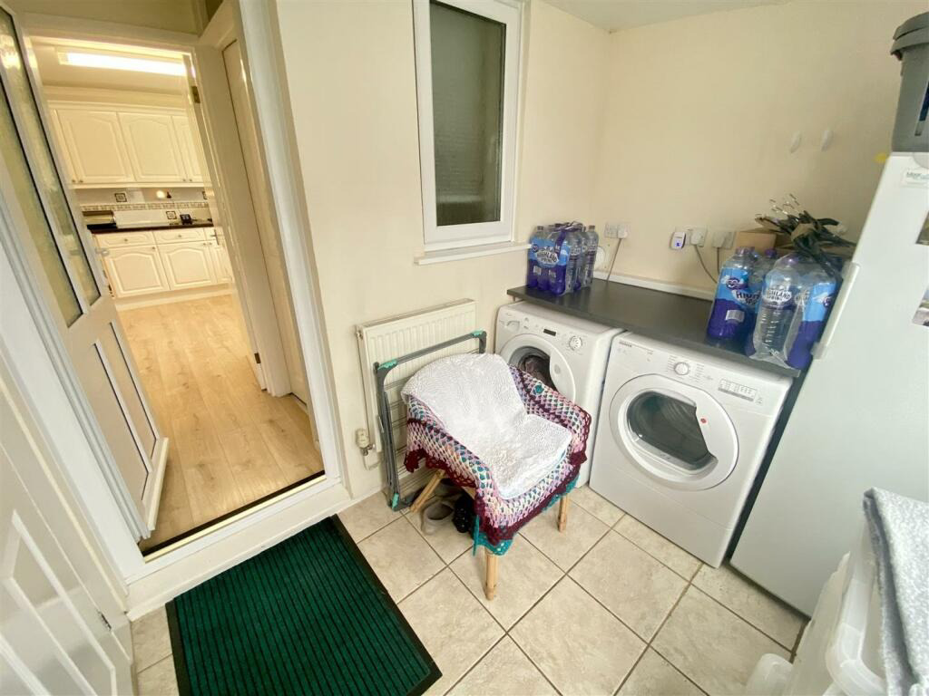 Helston, Spacious detached bungalow, photo 11