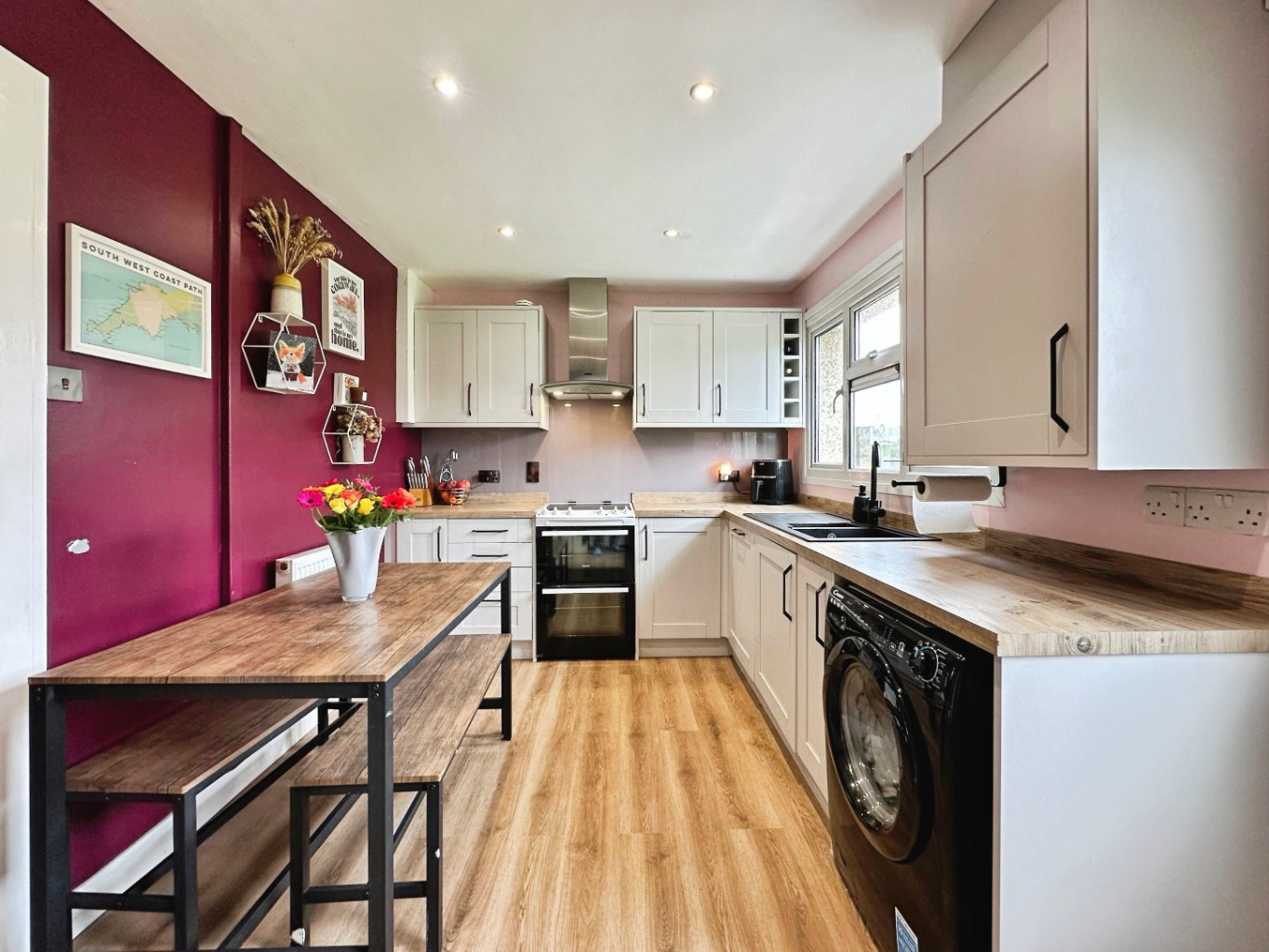 Helston, Three bed home conveniently located, photo 3
