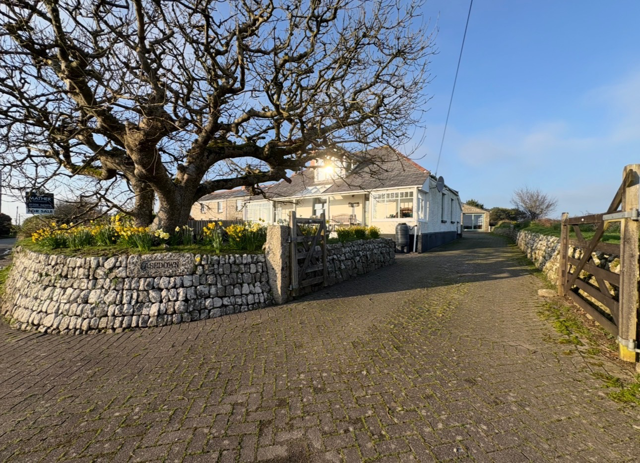 Ashton, Dormer bungalow with coastal views, photo 35