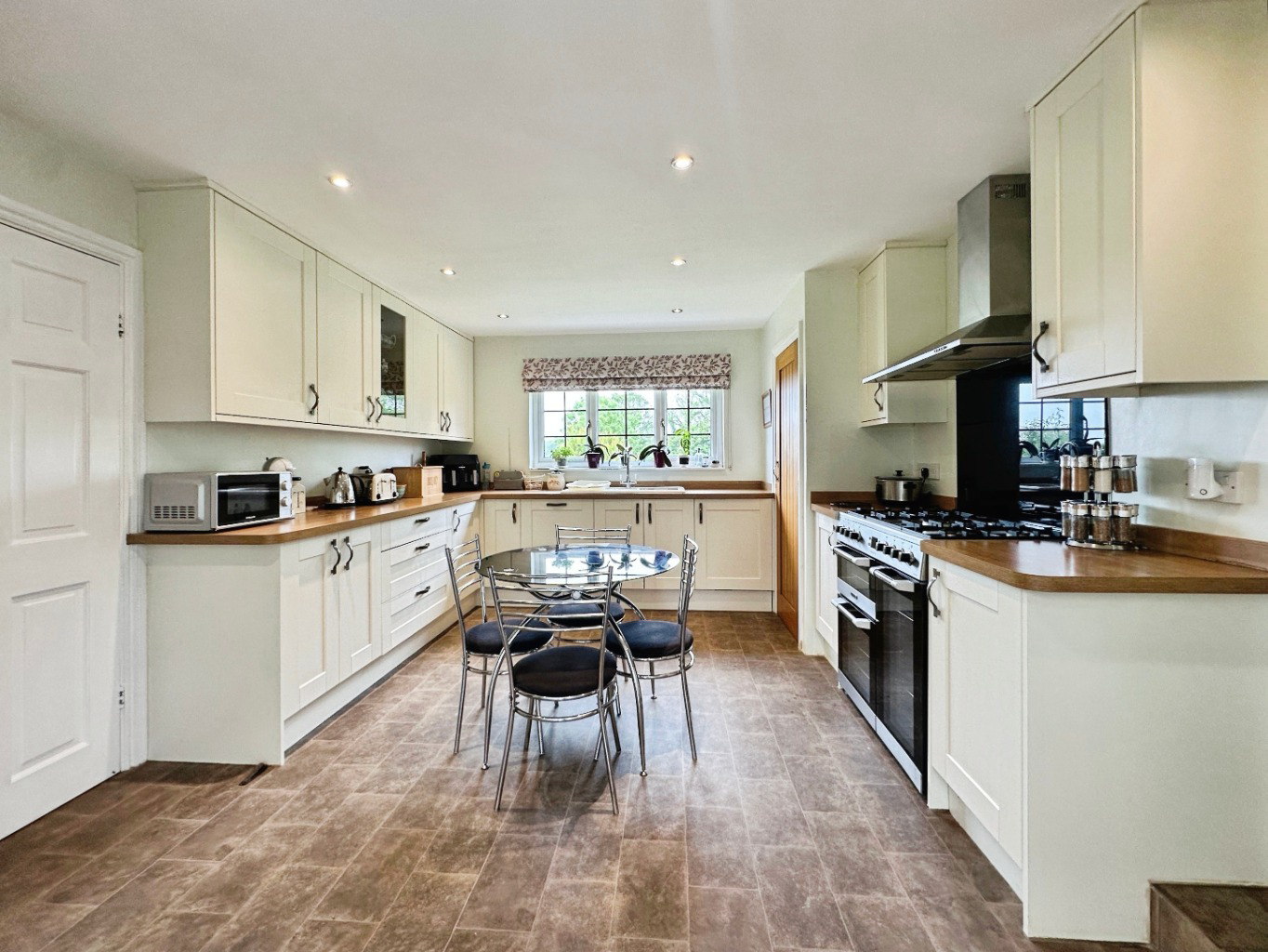 Near Manaccan, Well presented, spacious home, photo 2