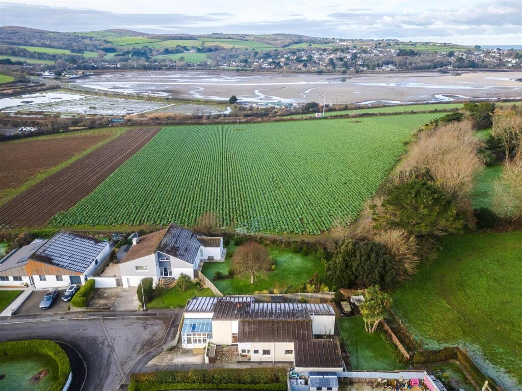 Hayle, Spacious detached family home with annexe