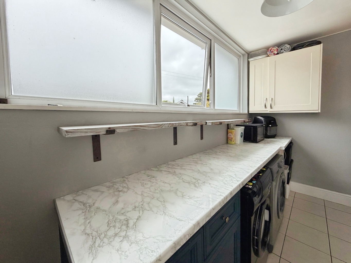Helston, Spacious four bed family home, photo 11