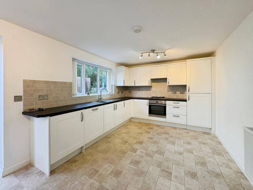 Connor Downs, Spacious family home, photo 8