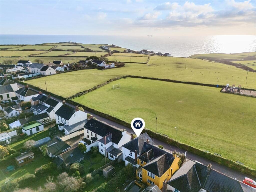 The Lizard, Cottage with sea views and no chain, photo 10