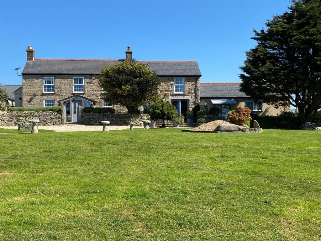 Large family home with stunning views - Coverack Bridges