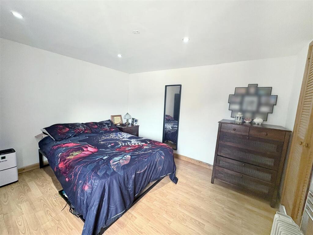 Kuggar, Four bed house and two one bed cottages, photo 28
