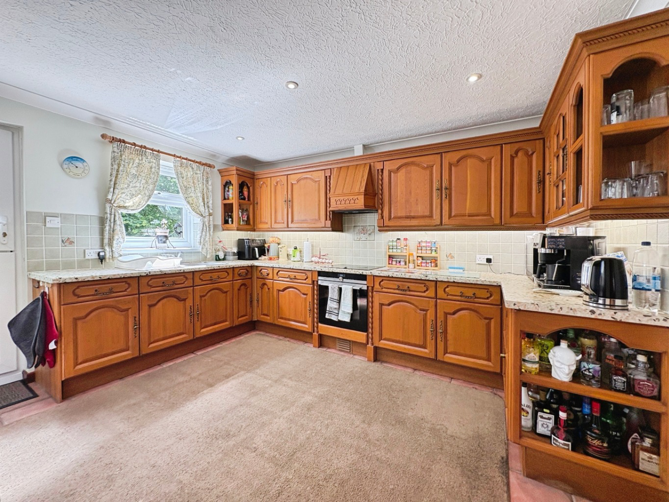 Godolphin Cross, Spacious family home within a generous plot, photo 3