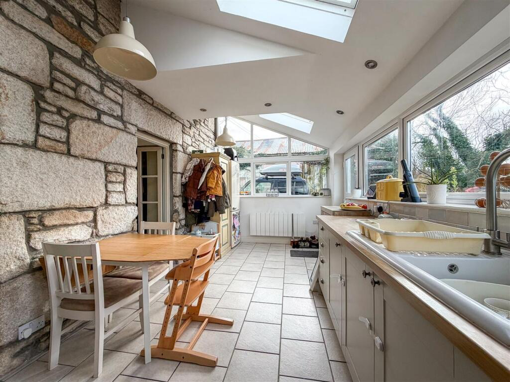 Godolphin Cross, Tucked away two bed cottage, photo 12