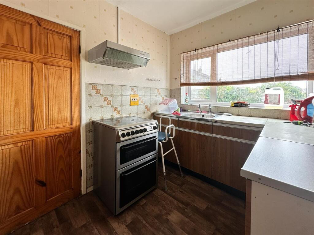 Porthleven, Three bed home with potential, photo 8
