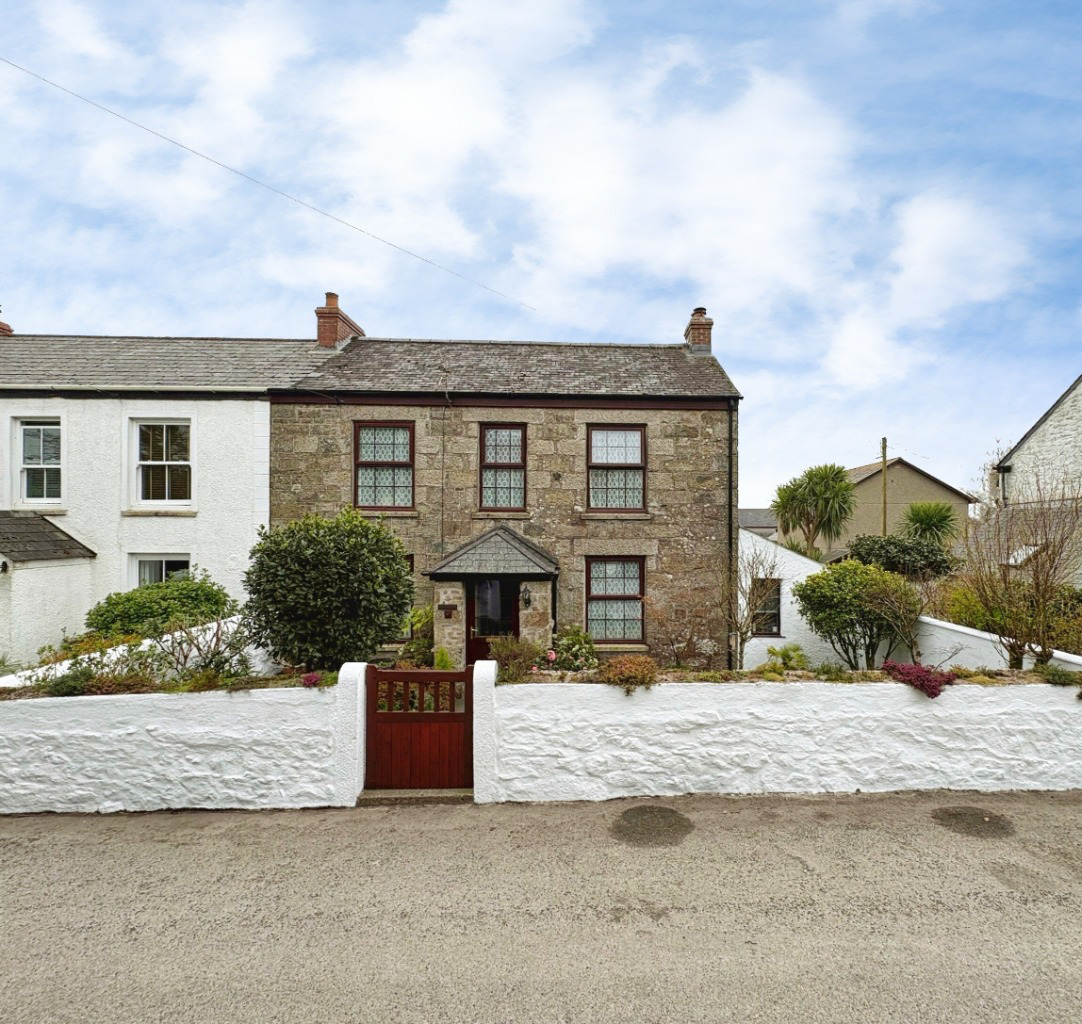 Porkellis, Two bed cottage in village location