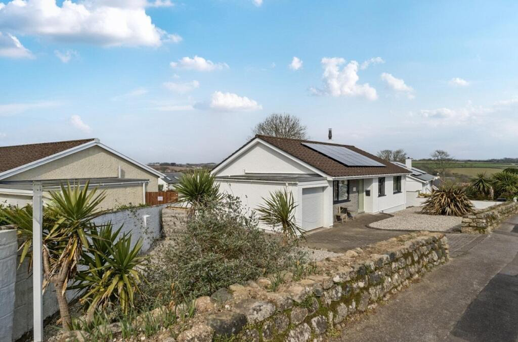 Godolphin Cross, Modernised detached bungalow, photo 5