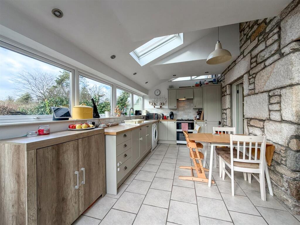 Godolphin Cross, Tucked away two bed cottage, photo 7