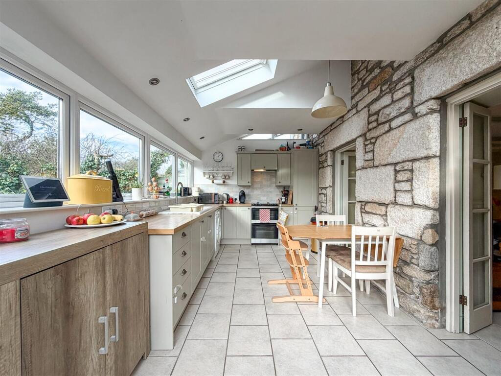 Godolphin Cross, Tucked away two bed cottage, photo 2