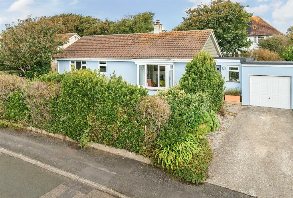 Spacious detached bungalow, Mullion