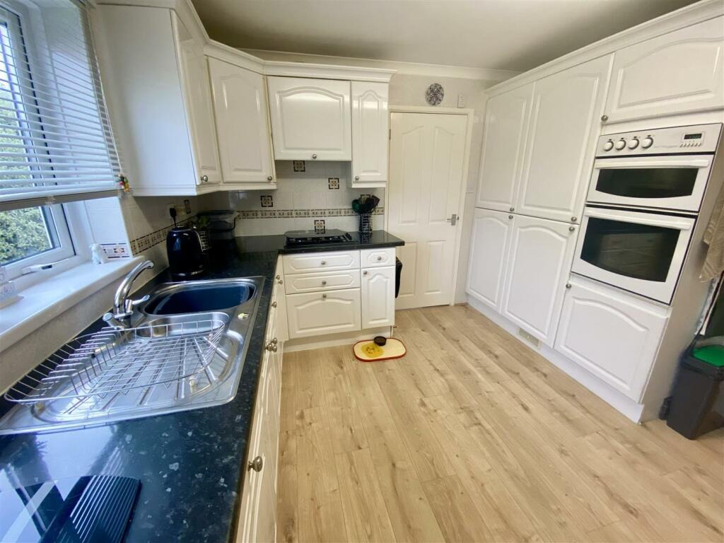 Helston, Spacious detached bungalow, photo 9