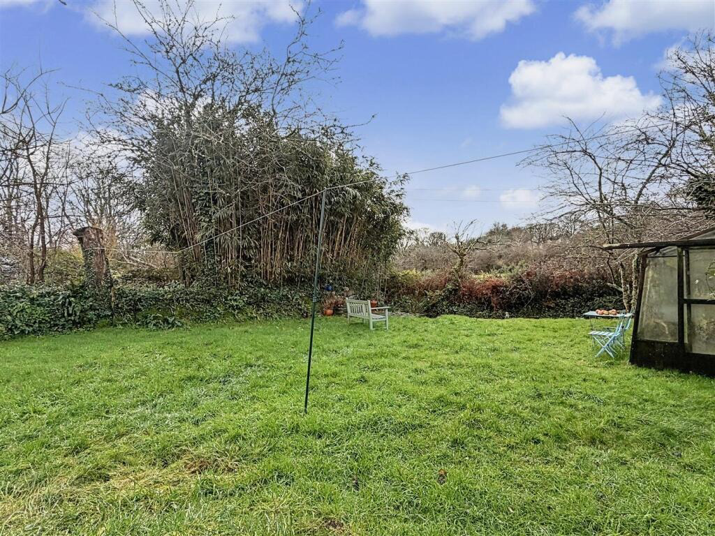 Godolphin Cross, Tucked away two bed cottage, photo 5