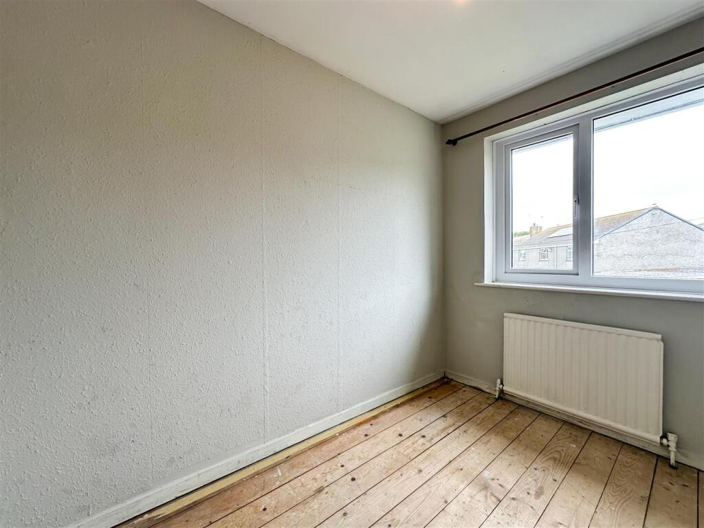 Porthleven, Three bed home with potential, photo 15