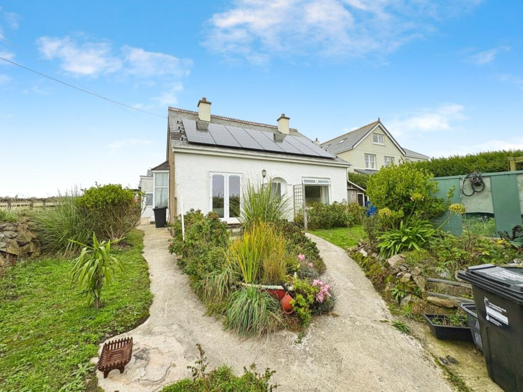 Versatile bungalow in coastal setting, The Lizard