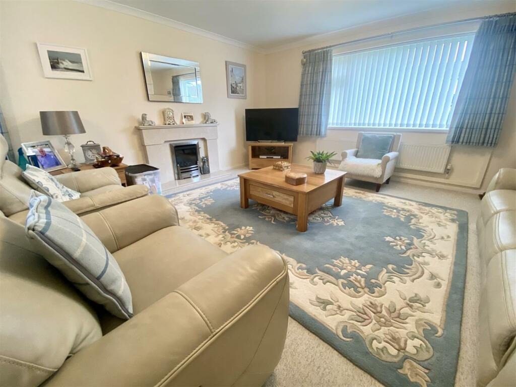 Helston, Spacious detached bungalow, photo 2