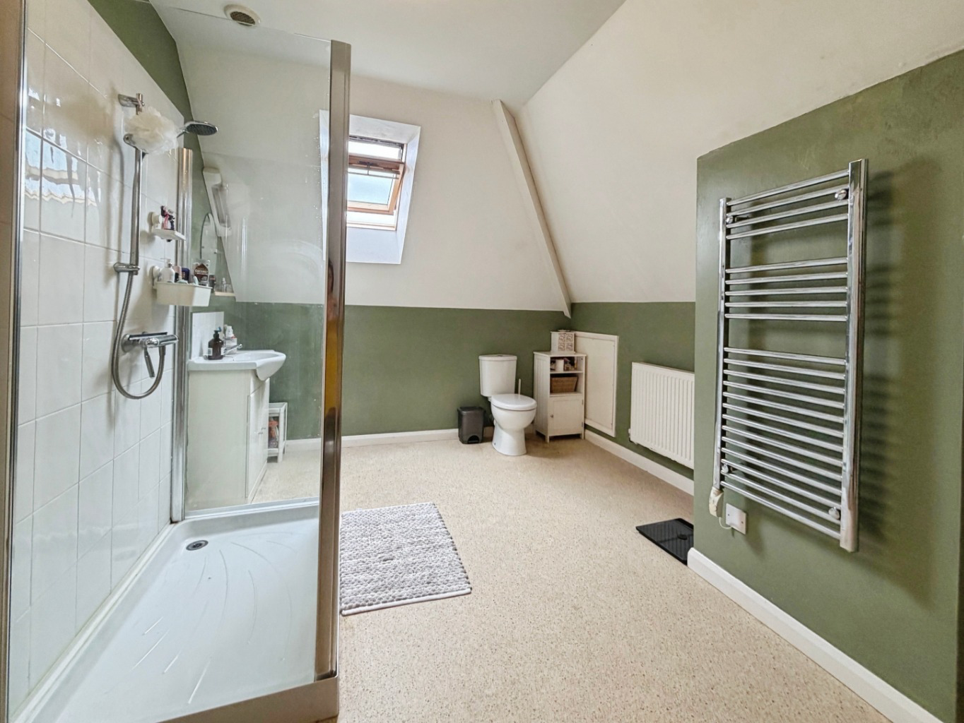 Helston, Spacious four bed family home, photo 17
