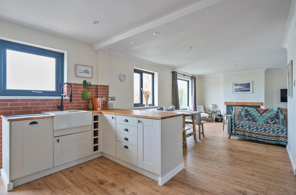 Godolphin Cross, Modernised detached bungalow, photo 14
