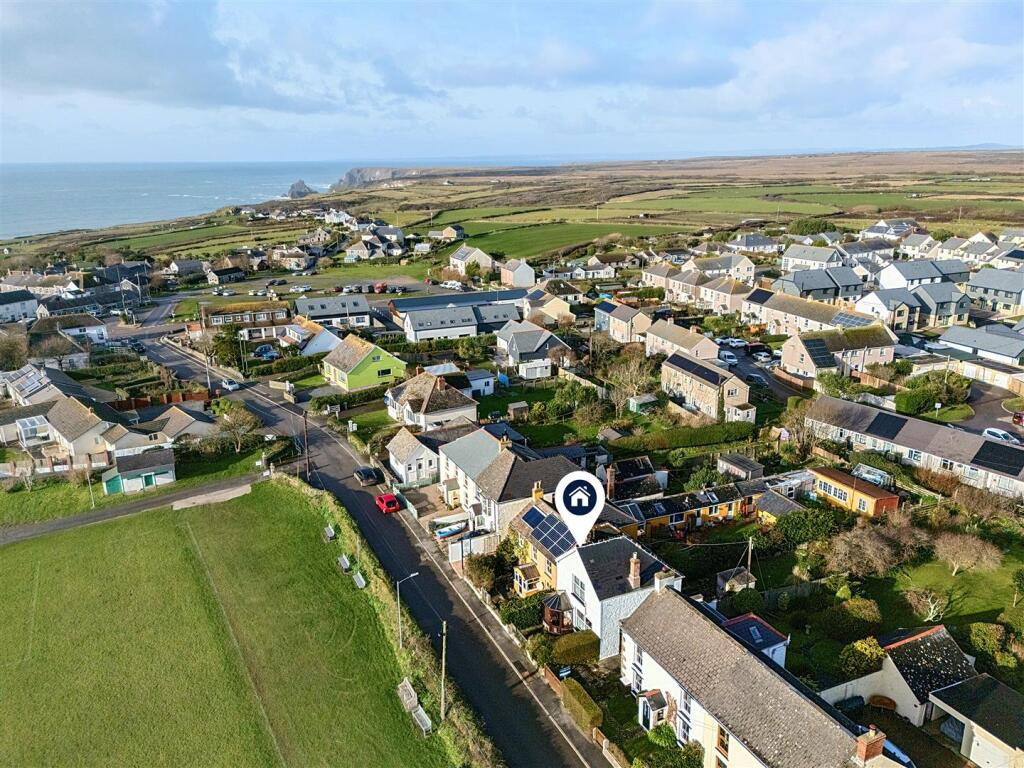 The Lizard, Cottage with sea views and no chain, photo 16