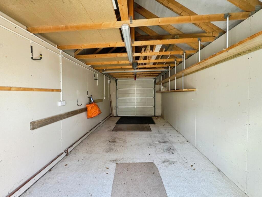 Connor Downs, Spacious family home, photo 9