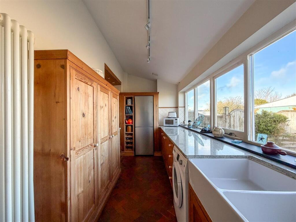 Ashton, Dormer bungalow with coastal views, photo 9