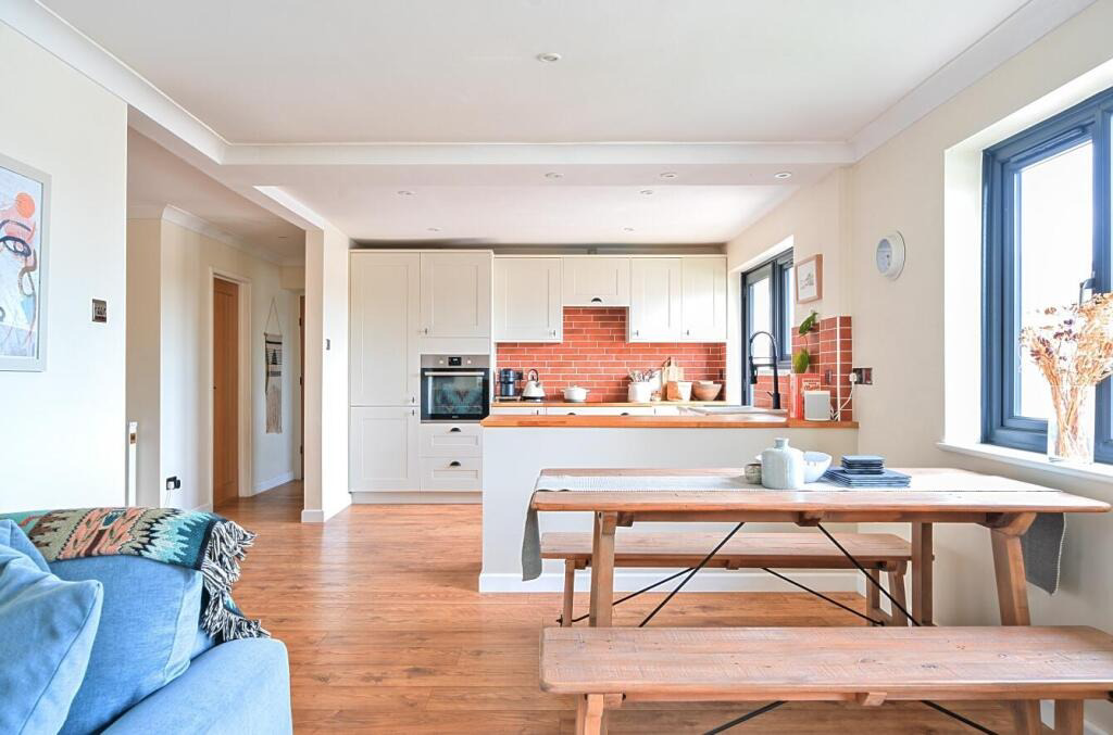 Godolphin Cross, Modernised detached bungalow, photo 2