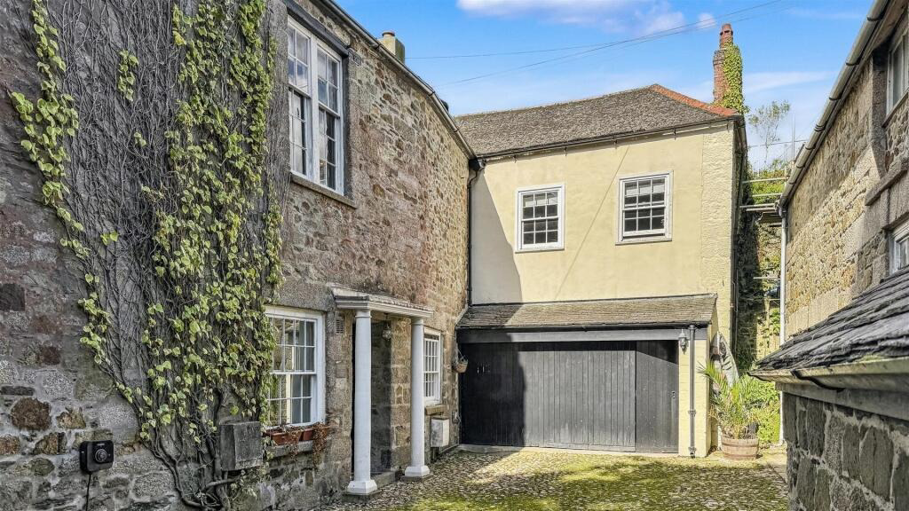 Helston, Tucked away home close to the town