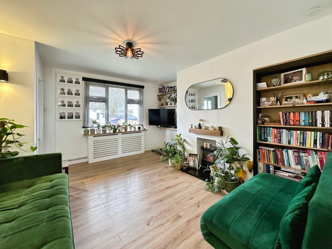 Helston, Three bed home conveniently located, photo 2